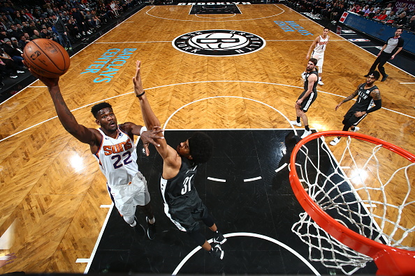 Deandre Ayton je blestel v Brookylnu. | Foto: Getty Images