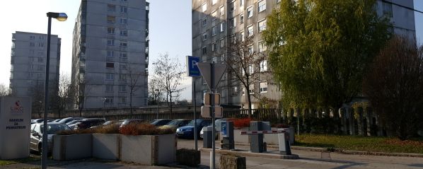 Parkirišče pred oddelkom za psihiatrijo. | Foto: Best in Parking