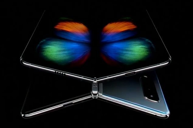 Samsung Galaxy Fold se razpre brez vidnih pregibov v zaslonu.  | Foto: YouTube / Posnetek zaslona