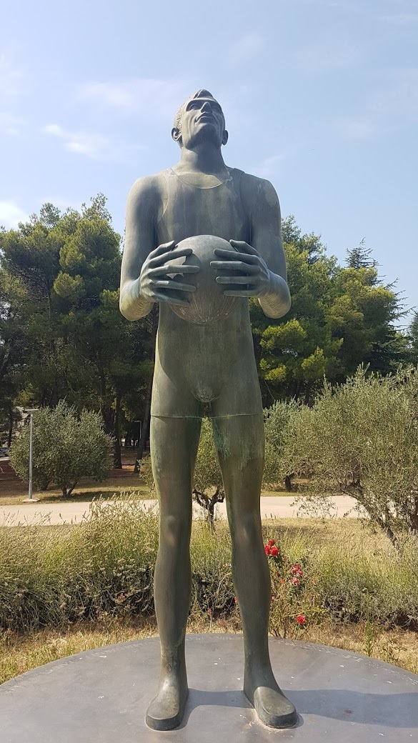 Spomenik pred dvorano v Zadru. | Foto: L. G.