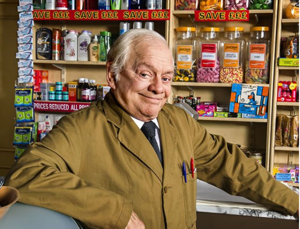 V humoristični seriji Še vedno odprto 24 ur (Still Open All Hours) | Foto: Instagram & Imdb