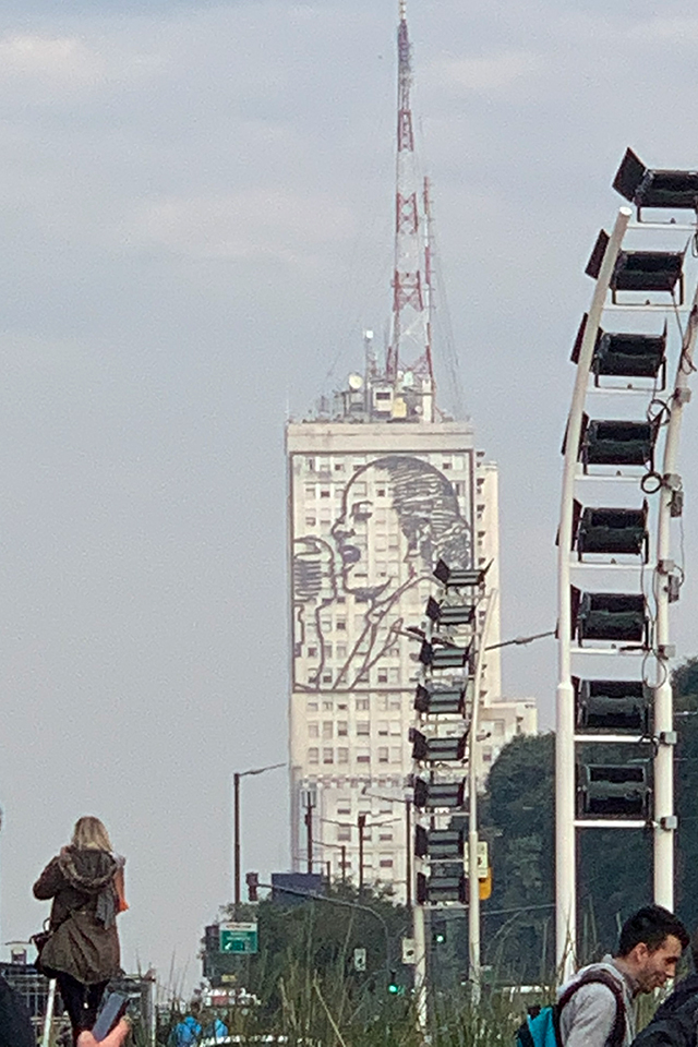 Evito so Argentinci po vzoru Kubancev ovekovečili podobno, kot so v Havani Cheja in Castra.  | Foto: Rajko Gerič