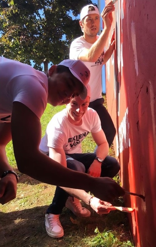 Namen akcije ob sodelovanju navijaške skupine Red Steelers Ultras Jesenice je približati hokej vsem meščanom in meščankam Jesenic. | Foto: zajem zaslona/Diamond villas resort