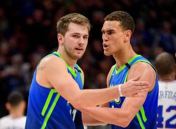 Luka Dončić in Dwight Powell sta odlično sodelovala na začetku sezone, dokler si Powell ni poškodoval ahilove tetive in predčasno končal sezone. | Foto: Getty Images