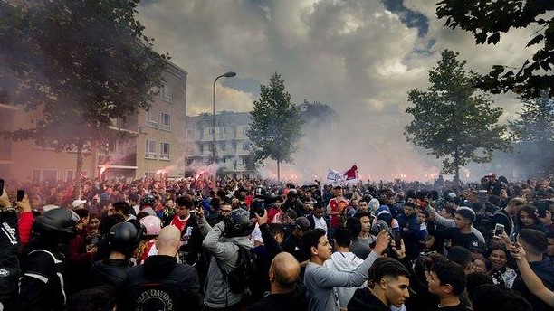 Med navijači je bil zelo priljubljen. Takole so se pred tremi leti v znak podpore pod oknom stanovanja njegovih staršev zbrali pristaši Ajaxa. | Foto: Getty Images