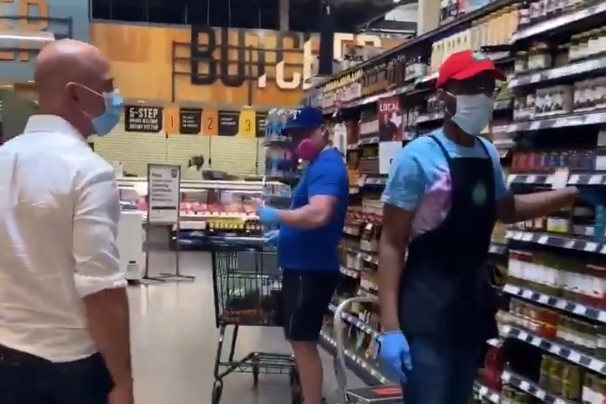 Kot je razvidno z zgornjega videoposnetka, Bezos ves čas obiska, še posebej v trgovini Whole Foods, ni upošteval varnostne razdalje, ki jo za zmanjšanje možnosti prenosa okužbe predpisuje Ameriški center za nadzor nad nalezljivimi boleznimi (CDC). Drugim zaposlenim se je večkrat približal na manj kot dva metra, prav tako ni nosil zaščitnih rokavic.  | Foto: Twitter - Voranc