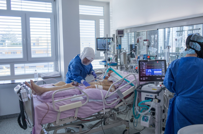 Ventilatorji so med epidemijo koronavirusa tudi v Sloveniji odigrali eno ključnih vlog pri reševanju življenj bolnikov s covid-19. | Foto: Matej Povše