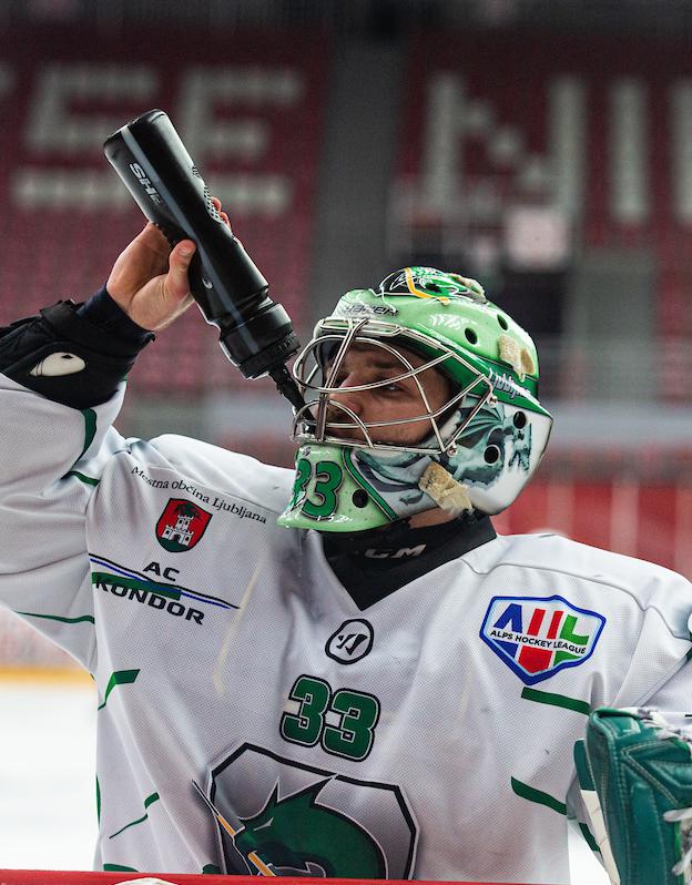 Prvi vratar Olimpije zadnjih let Žan Us se je preselil na Jesenice. Jan se s kadrovanjem večnega tekmeca ne želi pretirano obremenjevati, kot pravi, se raje osredotoča na svojo ekipo. | Foto: Peter Podobnik/Sportida