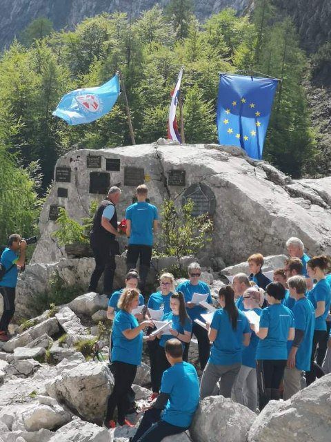 Imena pokojnih reševalcev so zapisana na spominski plošči na Okrešlju, kjer se vsako leto v prvi polovici junija zberejo njihovi prijatelji. Letos so se na tragedijo spomnili prvi junijski konec tedna, slovesnost so pripravili člani GRS Jezersko, ki so v nesreči izgubili dva svoja člana. | Foto: 