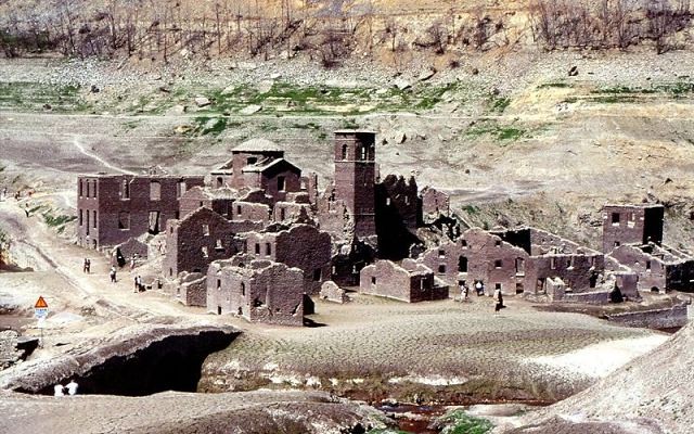 Vasica Fabbriche di Careggine leta 1994, ko se je nazadnje znašla povsem na suhem. Vmes je sicer nekajkrat pokukala nad gladino jezera, predvsem v sušnih obdobjih, ko je bilo v jezeru manj vode, a nikoli v celoti.  | Foto: Flickr / Viaggio Routard