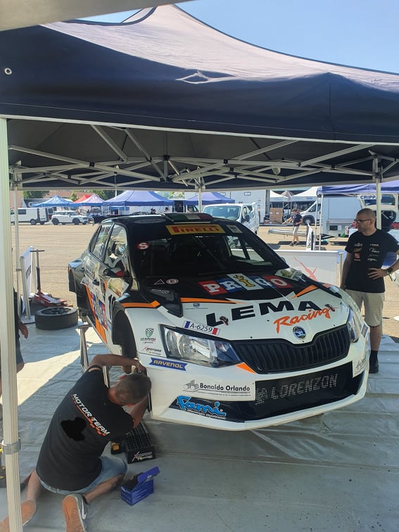 Avbljeva škoda fabia R5, dirkalnik je sicer last italijanske ekipe Xmotors, v servisni coni relija Casentino. | Foto: osebni arhiv/Lana Kokl