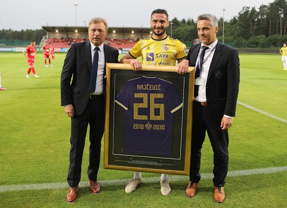 Aleksander Rajčević, ki bo kariero nadaljeval v Kopru, je prejel zgodovinsko darilo. | Foto: NK Maribor