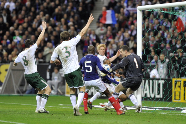 Sporna 113. minuta v Parizu 18. novembra 2009. Irci signalizirajo roko Thierryja Henryja, medtem ko William Gallas po njegovi podaji zabija odločilen gol. | Foto: Getty Images