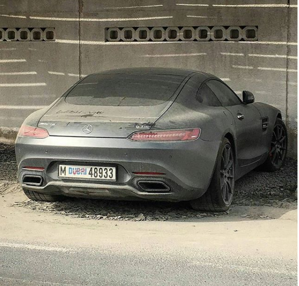 S pomočjo fotografij se odvija cela vrsta spletnih prevar, kljub obljubam o bogastvu pa bi lahko zaradi takšnega početja pristali v zaporu. | Foto: Abandoned Cars in Dubai