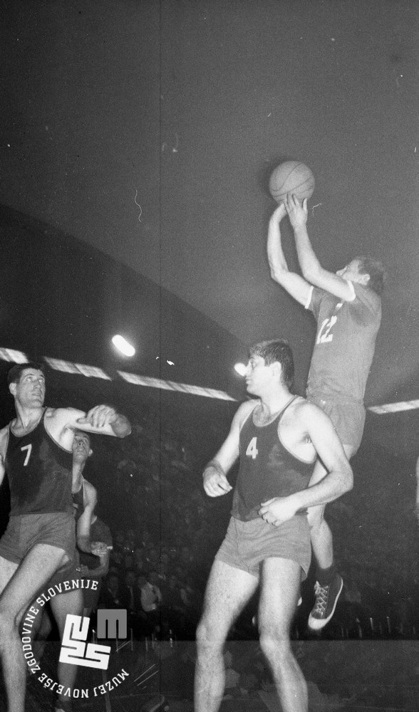 Na tekmi med Olimpijo in Beogradom v Ljubljani, aprila 1964 (številka 12). | Foto: Svetozar Busić, hrani Muzej novejše zgodovine Slovenije