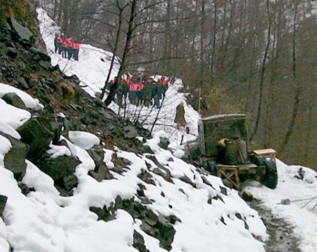 Prva odprava je bila 23. decembra 2001 zaradi neprevozne gozdne ceste in slabega vremena neuspešna, v drugem poskusu, ki je potekal šest dni pozneje, pa jim je predmeta uspelo najti. | Foto: IAEA