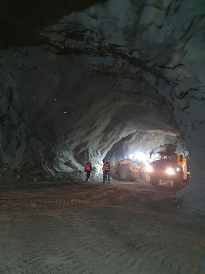 Včeraj so uspešno prebili še zadnjo steno in v celoti povezali predor Debeli breg, ki v dolžino meri 2.467 metrov. | Foto: Hrvatske ceste