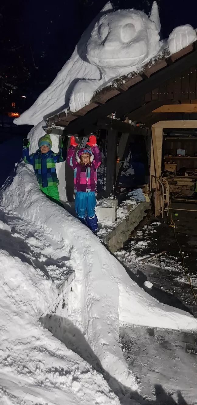 Zmagovalca natečaja Naj snežak bohinjske šole sta postavila Zala in Jure Ravnik. | Foto: 