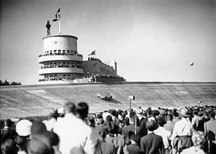 Mercedes-Benzova "srebrna puščica" leta 1937 na ovalnem severnem ovinku. | Foto: Thomas Hilmes/Wikimedia Commons