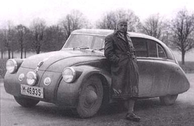 Erich Übelacker pred prototipom tatra 77a. | Foto: Thomas Hilmes/Wikimedia Commons