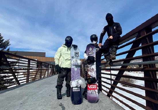 Tit Štante in Naj Mekinc v družbi trenerja Matevža Pristavca | Foto: Sloski Snowboard