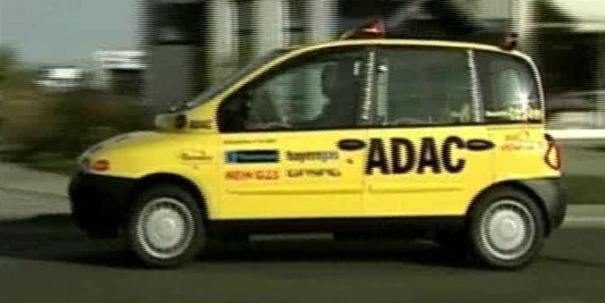 Zadaj v sredini je bilo mogoče naročiti tudi hladilnik za hlajenje pijače. Vozilo je testiral tudi ADAC. | Foto: ADAC