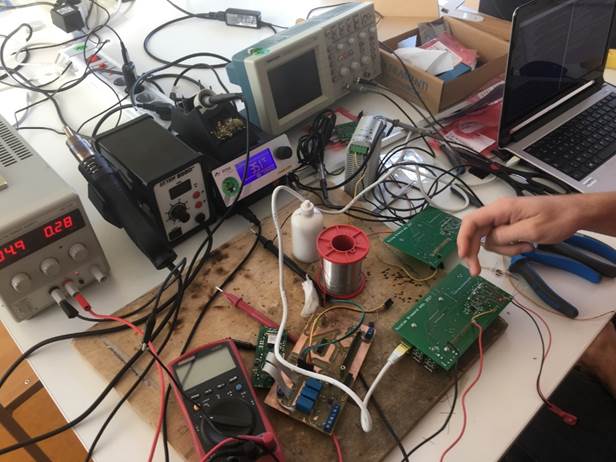 V Sloveniji se še vedno nemalokrat problematizira vrednost vrhunskega znanja in plačila zanj, kar vodi od odliva vrhunsko usposobljenega kadra v tujino. | Foto: Fakulteta za elektrotehniko Univerze v Ljubljani