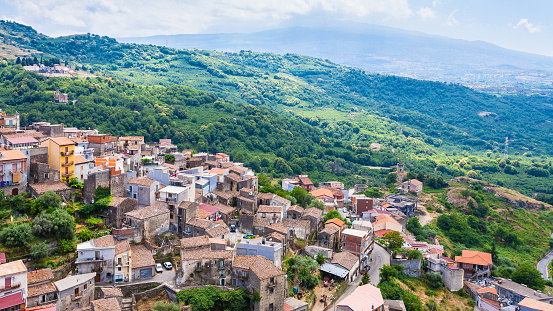 Na vrhu hriba sta grad in glavni mestni trg, ki ponuja panoramski pogled na okoliško pokrajino. | Foto: Getty Images