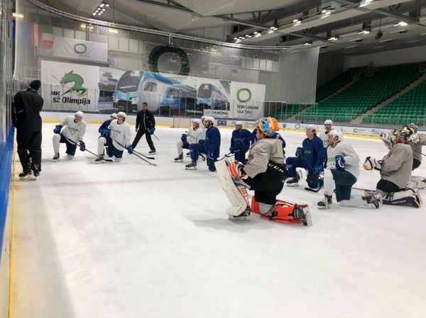 Slovenska reprezentanca od ponedeljka trenira v Tivoliju. Prvo tekmo bo odigrala v soboto proti severnim sosedom. | Foto: Hokejska zveza Slovenije