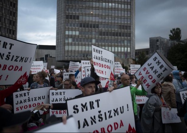 Napisi levih protestnikov, ki so parafraza komunističnega "Smrt fašizmu svoboda narodu". Prvi so jih javno za spodbujanje sovraštva uporabljali aktivisti Levice Luke Meseca. Tudi na javni RTVS med protesti novinarjev proti kritikam Janeza Janše, ko je bil ta še v opoziciji. | Foto: Bojan Puhek