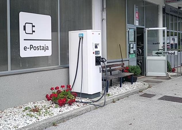 Na tak način je Idrija kot dokaj razvito turistično mesto dobilo svojo prvo javno polnilnico. Avtomobilski saloni postavljajo svoje polnilnice DC. Te sodijo pod mrežo Moon, ki je del družbe Porsche Slovenija. Registracija je mogoča tudi za uporabnike drugih znamk avtomobilov in kartic za polnjenje. | Foto: 