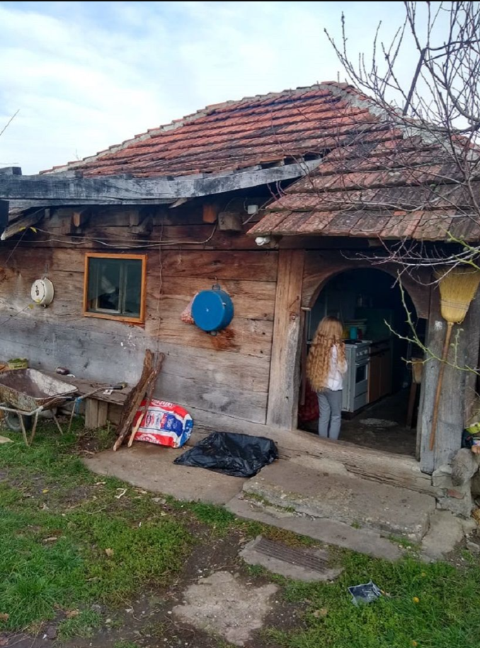 Ivana in njena bolna mama živita v dotrajani brunarici.  | Foto: posnetek zaslona/Revija Lady