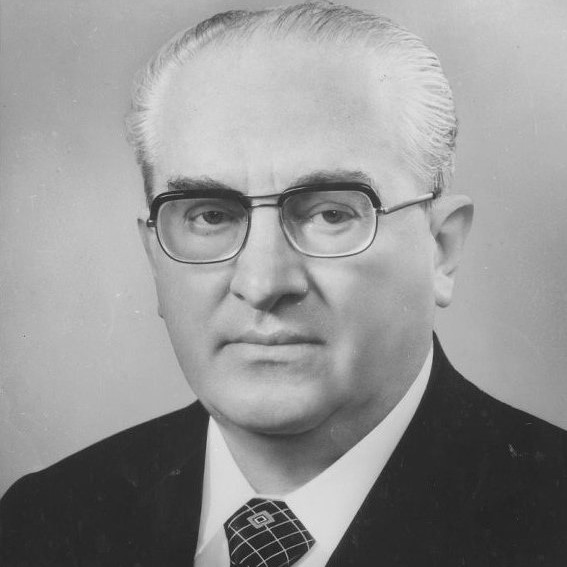 Jurij Andropov (1914–1984) je bil neizprosen, a hkrati tudi zelo inteligenten sovjetski voditelj. Bil je prvi voditelj Sovjetske zveze, ki je tekoče govoril angleščino (od tujih jezikov je obvladal še nemščino in finščino). Bil je politični pokrovitelj številnih mladih politikov, njegov politični varovanec je bil tudi zadnji voditelj Sovjetske zveze Mihail Gorbačov. | Foto: Thomas Hilmes/Wikimedia Commons