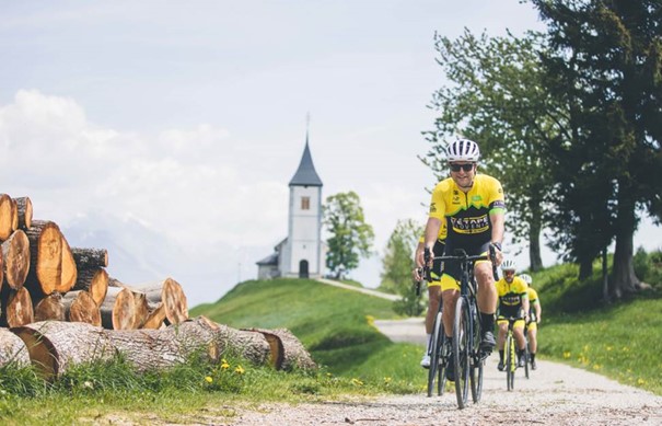 Aleš in ekipa na vrhu Jamnika | Foto: Sportida / Gregor Valančič