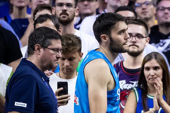 Reprezentančni zdravnik dr. Marko Macura in Mike Tobey | Foto: Vid Ponikvar