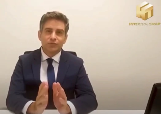 Steven Reece Lewis v še enem promocijskem videu za HyperVerse. V zgornjem desnem kotu je medtem viden vodni žig piramidne sheme HyperFund, ki jo je upravljal eden od vodilnih promotorjev goljufije HyperVerse. | Foto: YouTube / Posnetek zaslona