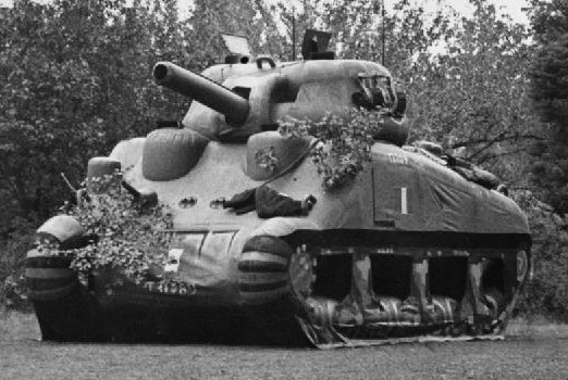 Napihljiv lažni ameriški tank. Z njimi so zavezniki ustvarili lažni vtis, da se v jugozahodni Angliji zbira vojska, ki se bo izkrcala v Calaisu. | Foto: Wikimedia Commons