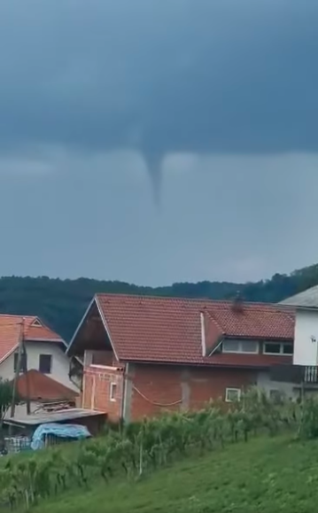 Lijakast oblak v okolici Ptuja (3. 10. 2023). | Foto: Dejan Habjančič/Meteoinfo Slovenija