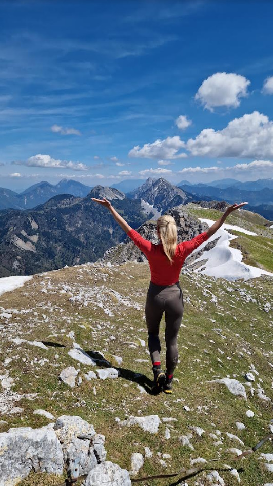 Gore so jo povsem prevzele. Zdaj zbira dvatisočake. Ta fotografija je z vrha Begunjščice. | Foto: osebni arhiv