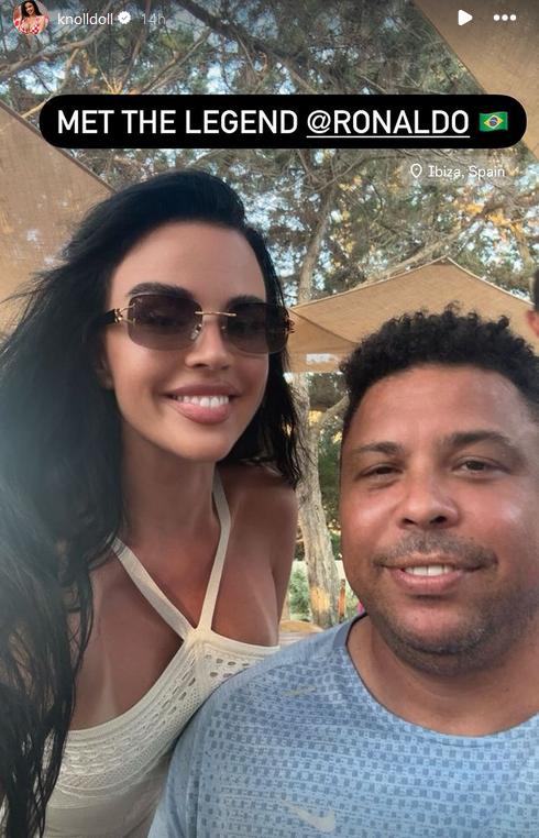 Delila je fotografijo z brazilskim Ronaldom, ki je igral za največje nogometne klube v Evropi: PSV, Barcelono, Inter Milan, Real Madrid in AC Milan. | Foto: Instagram/knolldoll