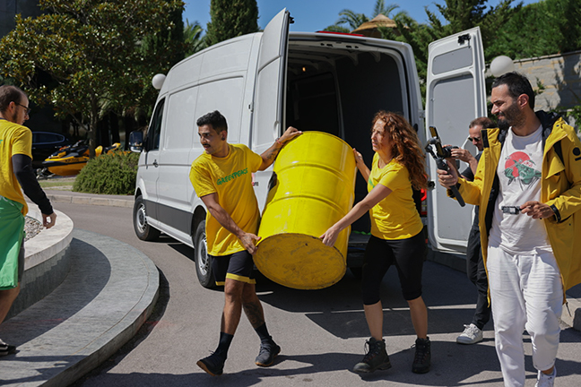 Greenpeaceovi aktivisti iz osmih držav so danes na mednarodno jedrsko konferenco NENE, ki se odvija v portoroškem hotelu Bernardin, prinesli jasno sporočilo: Jedrske pravljice, draga realnost. | Foto: GreenPeace Slovenija