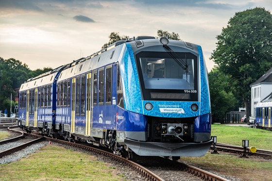 Alstom je eden izmed večjih proizvajalcev tirnih vozil, ki zadnje čase poudarja tudi okoljsko prijaznost. Na simbolični fotografiji: Alstomova potniška garnitura | Foto: Alstom