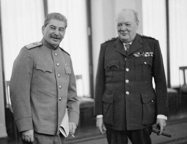 Churchill in Stalin sta oktobra 1944 na moskovski konferenci sklenila skrivni dogovor o delitvi vpliva v srednji in jugovzhodni Evropi po koncu druge svetovne vojne. Po dogovoru je dobila Sovjetska zveza 90 do sto odstotkov vpliva v Romuniji, 75 do 80 odstotkov vpliva v Bolgariji, 50 do 80 odstotkov vpliva na Madžarskem in deset odstotkov vpliva v Grčiji. Britanci oziroma Zahod pa je dobil 90 odstotkov vpliva v Grčiji, 50 do 20 odstotkov vpliva na Madžarskem, 25 do 20 odstotkov vpliva v Bolgariji in deset do nič odstotkov vpliva v Romuniji. Jugoslavija je bila razdeljena na polovico: 50 odstotkov vpliva Sovjetske zveze in 50 odstotkov vpliva Zahoda. Po vojni od te delitve ni bilo nič. Romunija, Madžarska in Bolgarija so prišle pod popoln vpliv Sovjetske zveze, Grčija pa pod popoln vpliv Zahoda. Le pri Jugoslaviji zaradi Titove politike nikogaršnjega ozemlja ne Zahod ne Sovjetska zveza nista imela odločilnega vpliva. Na fotografiji: Stalin in Churchill na Jaltski konferenci. | Foto: Guliverimage