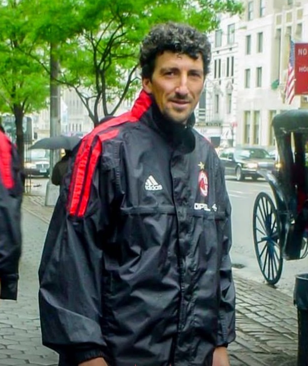 Leta 2002 ga je AC Milan povabil na ameriško turnejo, kjer je odigral kar nekaj prijateljskih tekem, a nato ni sklenil pogodbe z rdeče-črnimi. | Foto: Instagram/DarioHübner