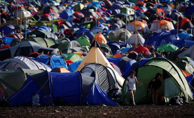 Organizatorji festivala Glastonbury prodajo vstopnic začnejo vsako leto oktobra, osem mesecev pred začetkom dogajanja. Razprodane so v pol ure, ljudje pa takrat sploh še ne vedo, kdo bo nastopal. | Foto: Reuters