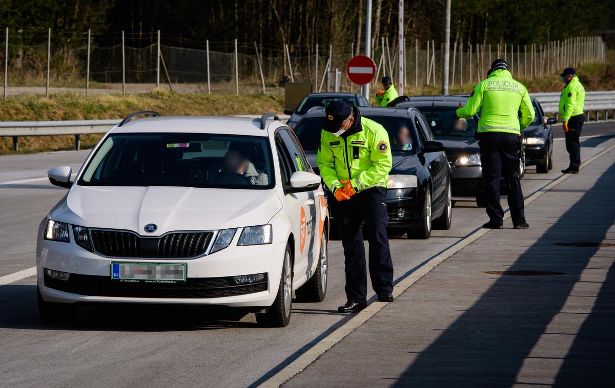 slovenska policija kontrola koronavirus meja | Na podlagi danega opisa in nadaljnjega zbiranja obvestil so policisti vse štiri osumljence prijeli na območju Policijske uprave Koper ter enemu odvzeli prostost. Fotografija je simbolična. | Foto STA