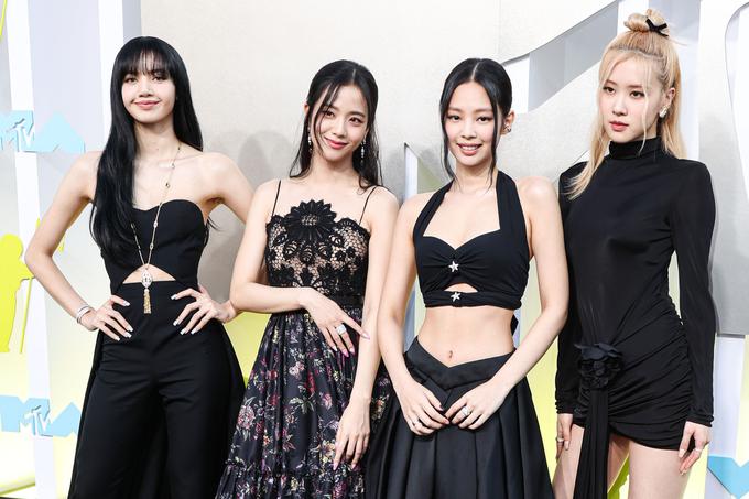 Članice K-pop skupine Blackpink: Lisa (Lalisa Manobal), Jisoo (Kim Ji-soo), Jennie (Jennie Kimm) in Rose (Roseanne Park), ki je nedavno presenetljivo s pesmijo APT. sodelovala z Brunom Marsom. | Foto: Guliverimage