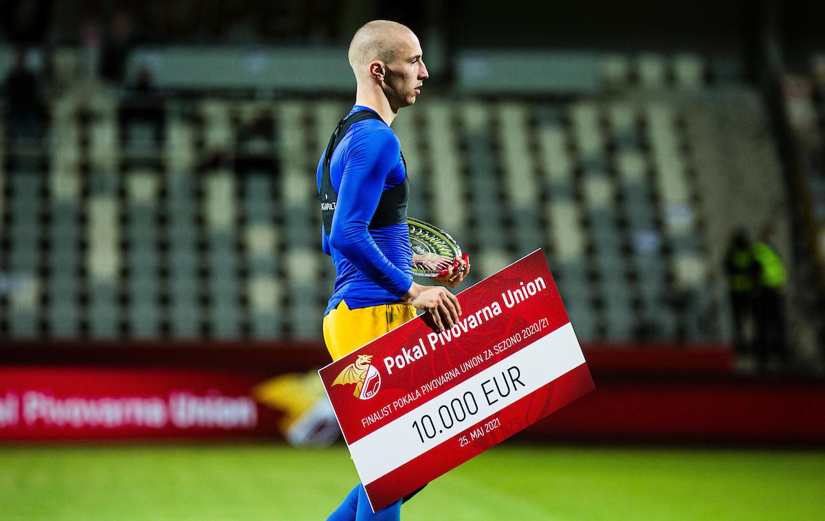 Olimpija Celje | Kapetan Celja Žan Zaletel z nagrado, ki je pripadla poražencem v finalu pokala Slovenijie. | Foto Grega Valančič/Sportida