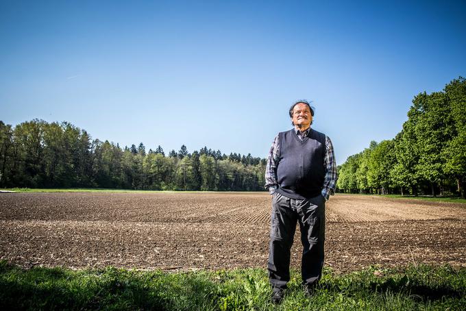 "Slovenske pokrajine sem obiskoval že kot novinar Mladine in revije Tovariš. Takrat sem delal kot reporter oz. t. i. literarni žurnalist, kar gre z roko v roki s potopisom. Obiskoval sem pokrajine, pa ne zato, da bi kakšnega človeka zvabil v tisti kraj, ampak zato, da sem kraj raziskal in bralcem predstavil njegovo socialno, zgodovinsko in geografsko odslikavo. Tega smo se lotevali iz novinarskega sočutja do slovenske nerazvitosti. Že pri Mladini smo pripravljali razne reportaže in to smo delali z veseljem, zato ker nas je zanimalo. Zanimala so nas potepanja, radi smo se znebili pisarne, radi smo koga srečali, s kom poklepetali in na takšnih terenih se je to lepo ujelo." | Foto: Vid Ponikvar