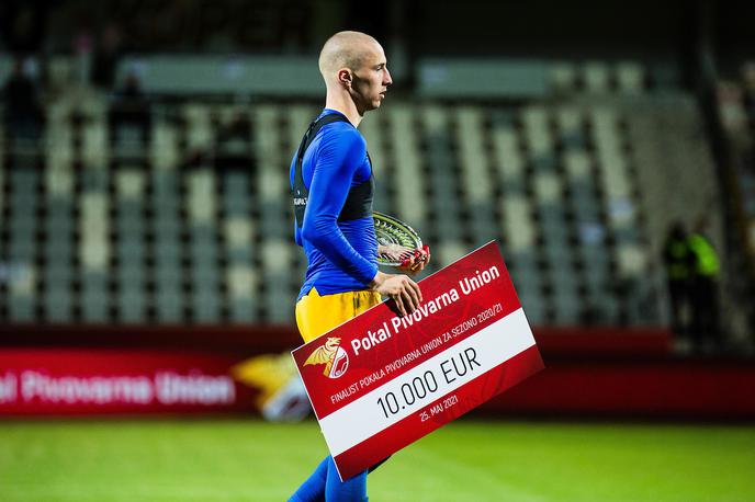 Olimpija Celje | Kapetan Celja Žan Zaletel z nagrado, ki je pripadla poražencem v finalu pokala Slovenijie. | Foto Grega Valančič/Sportida